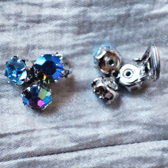 Aurora Borealis Blue Round Vintage Crystal Clip Earrings Prong Set Signed WEISS? - Picture 2 of 11